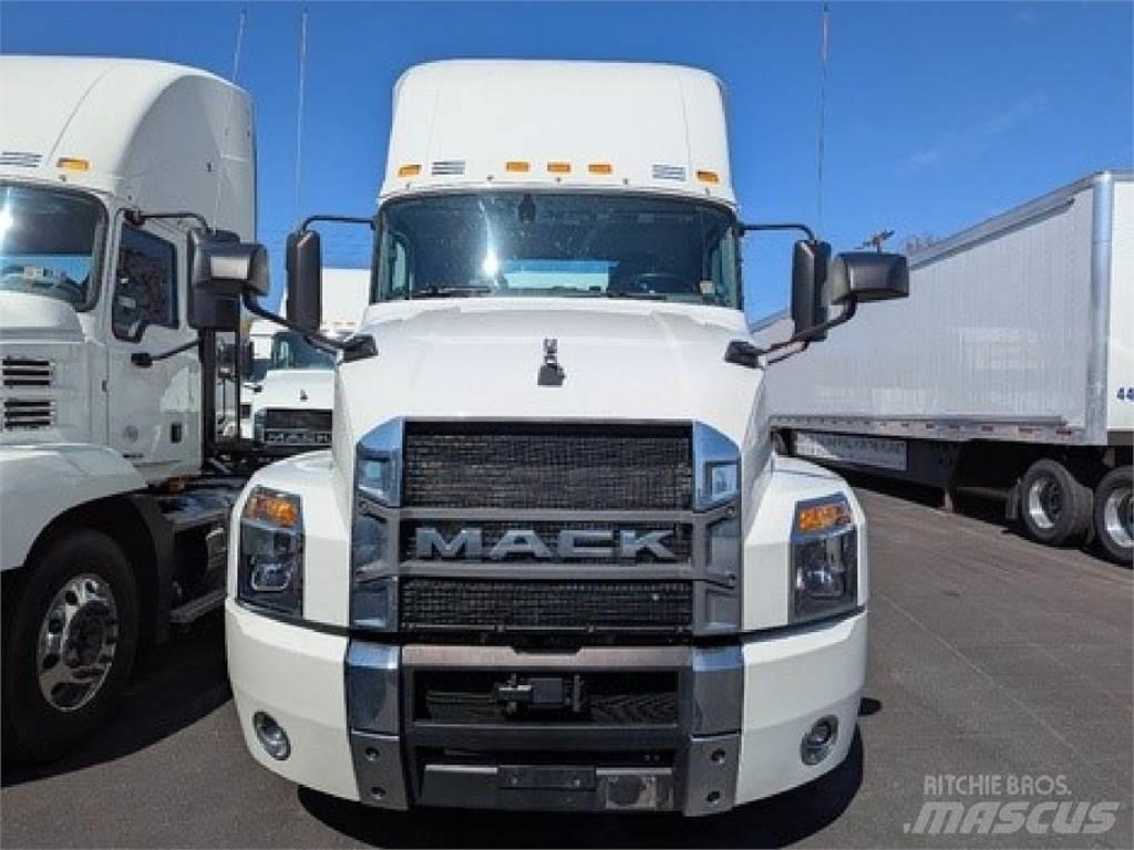 Mack AN64T Nyergesvontatók