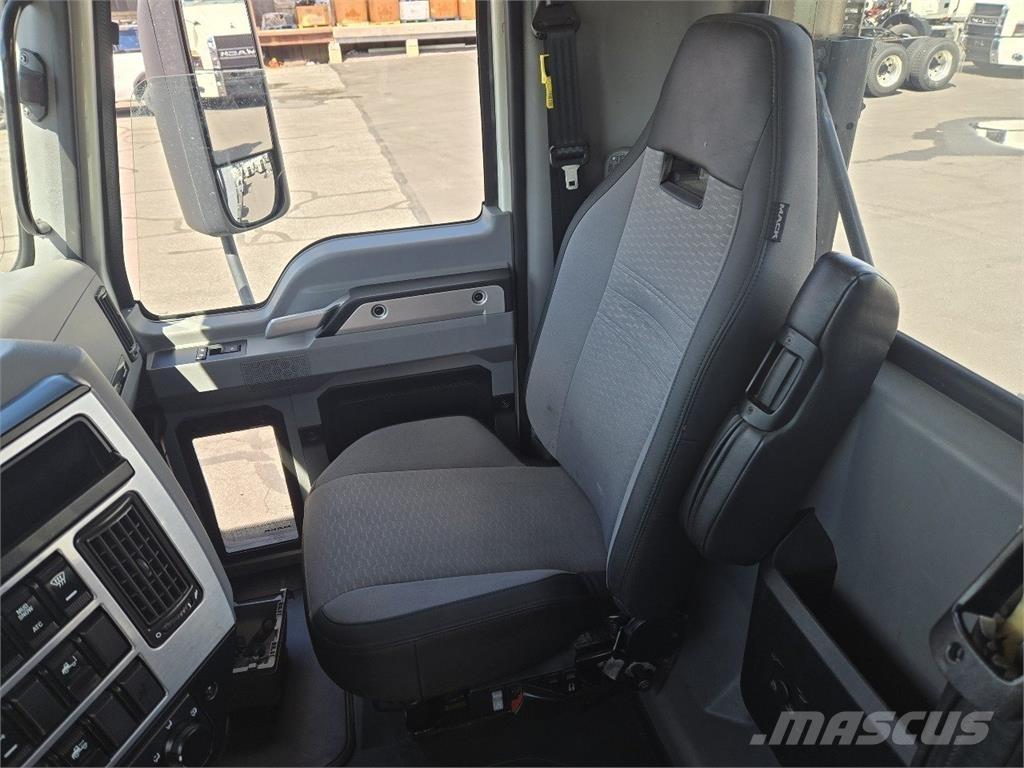 Mack AN64T Nyergesvontatók