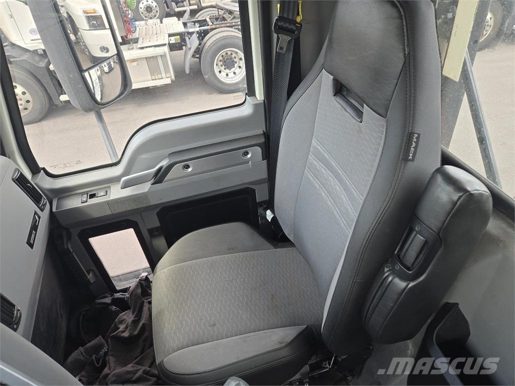 Mack AN64T Nyergesvontatók