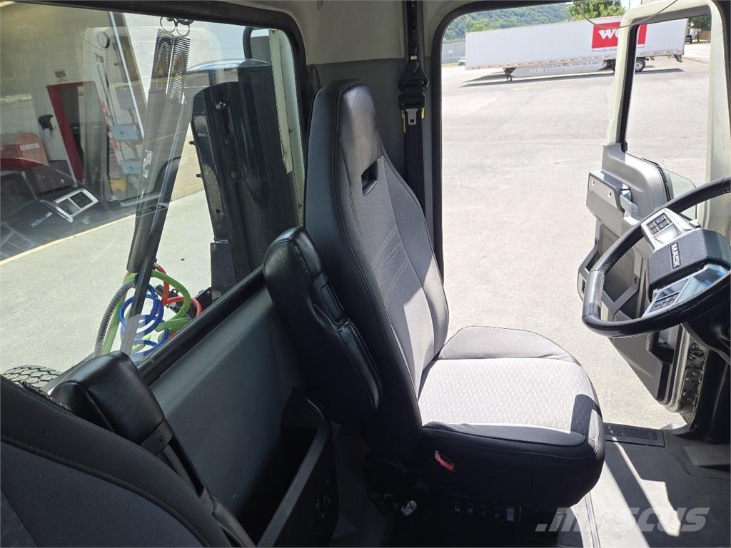 Mack AN64T Nyergesvontatók