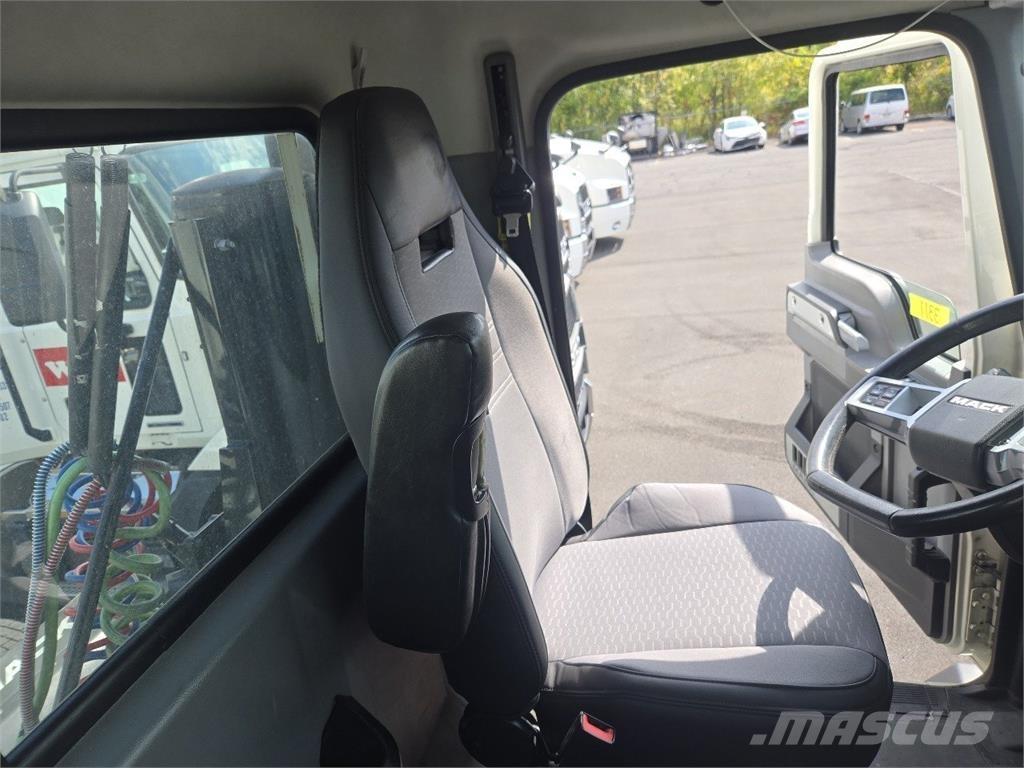 Mack AN64T Nyergesvontatók