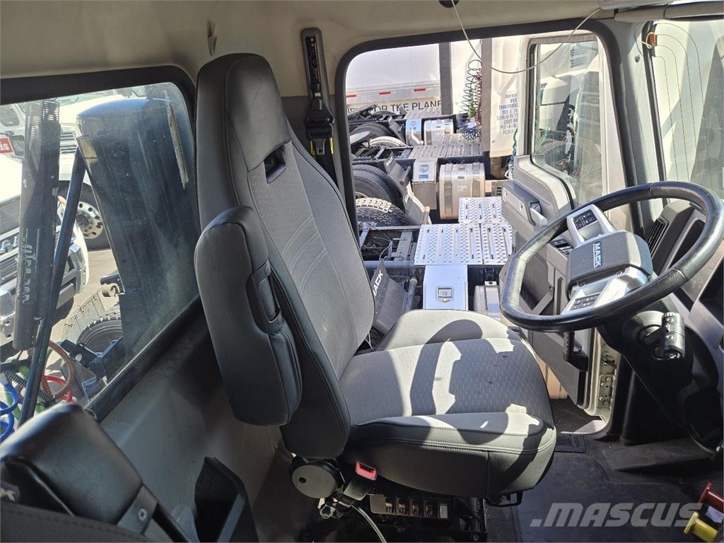 Mack AN64T Nyergesvontatók