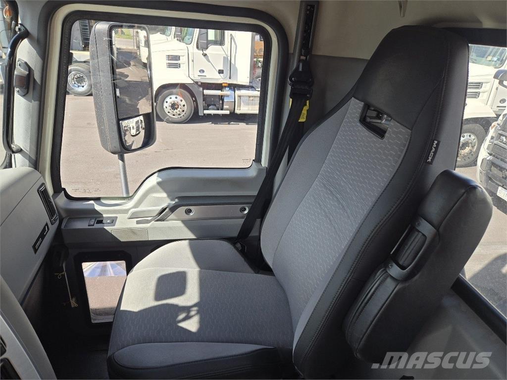 Mack AN64T Nyergesvontatók