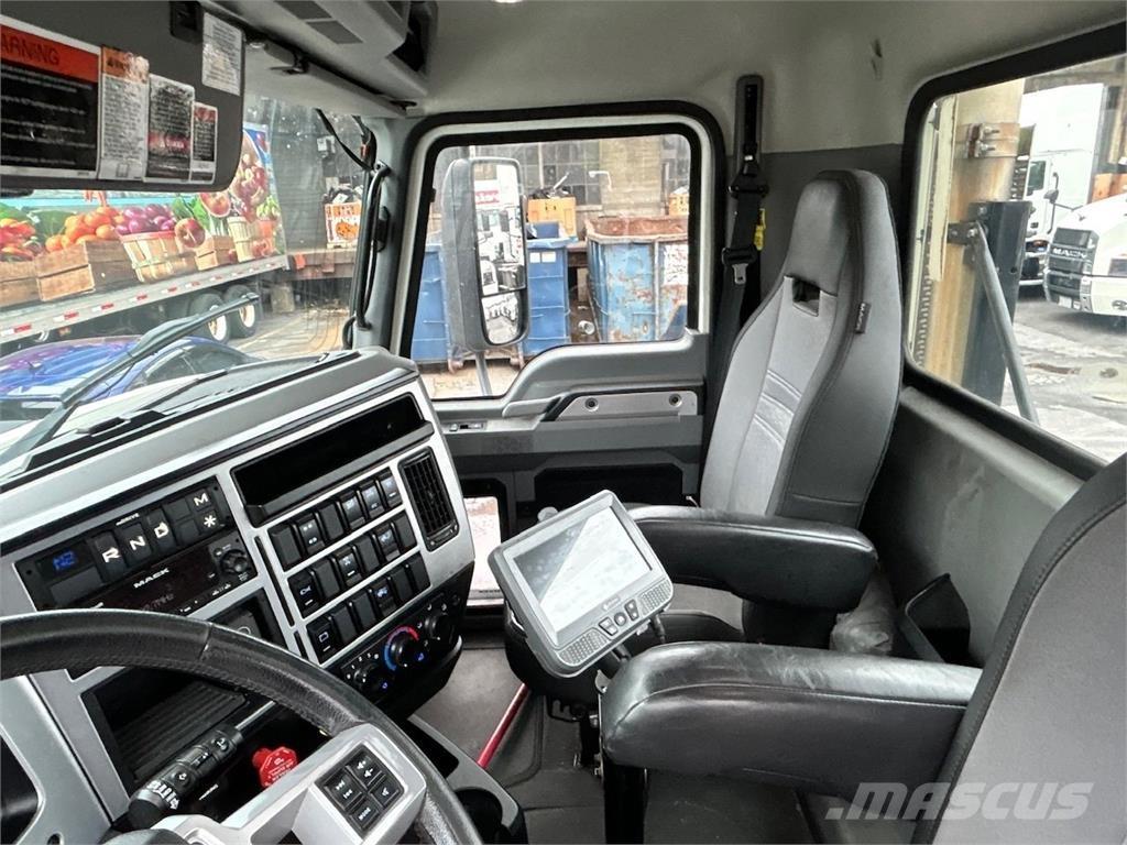 Mack AN64T Nyergesvontatók