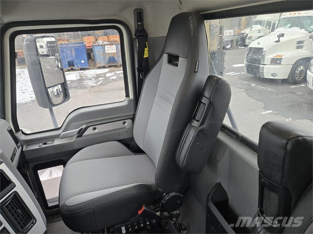 Mack AN64T Nyergesvontatók