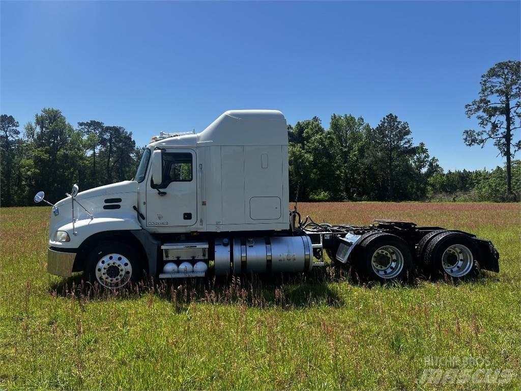 Mack CXU 613 Nyergesvontatók