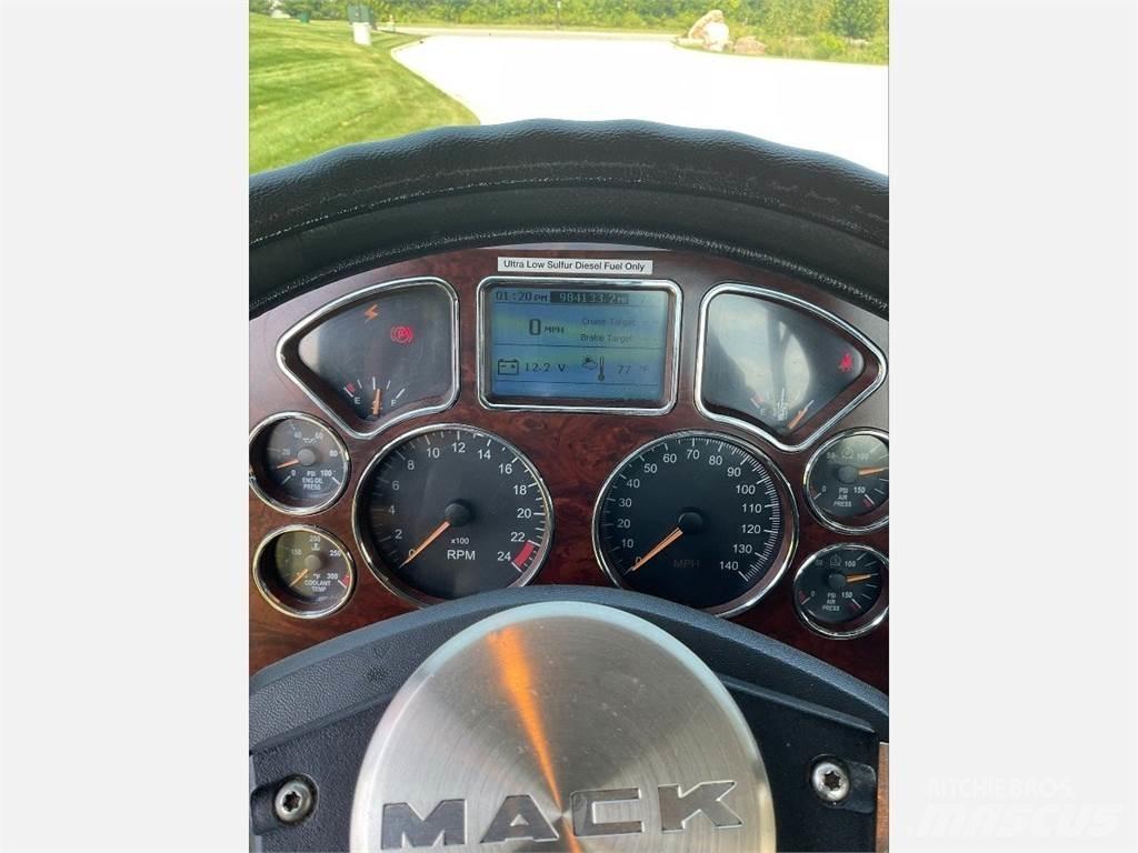Mack CXU613 Nyergesvontatók