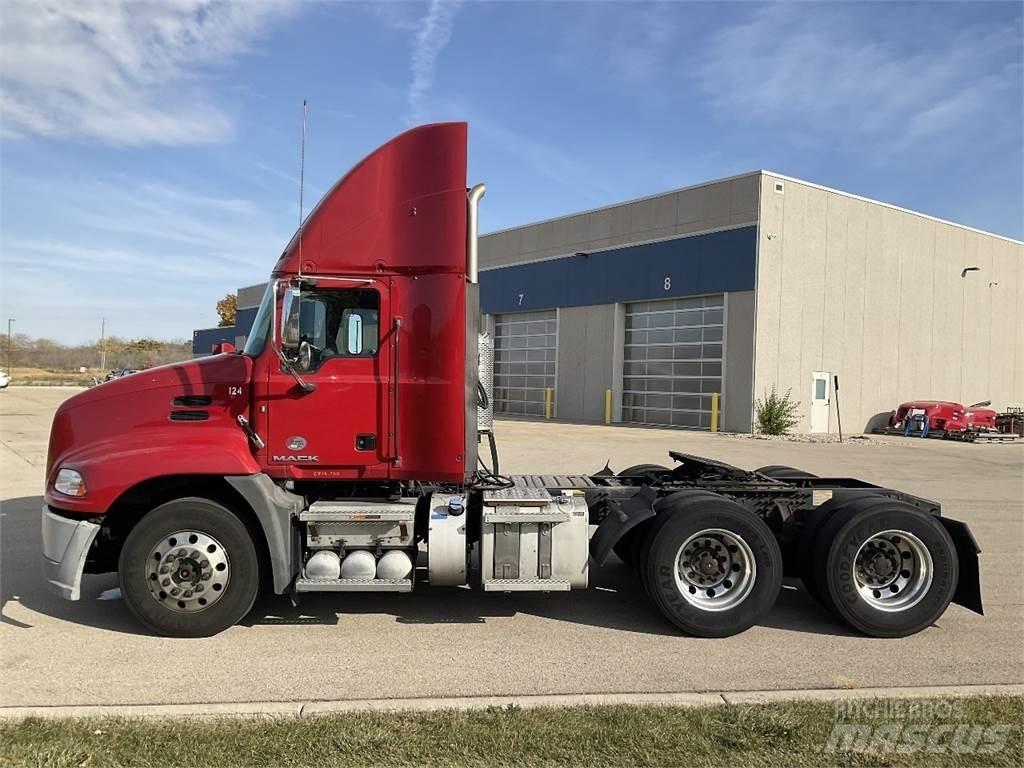 Mack CXU613 Nyergesvontatók