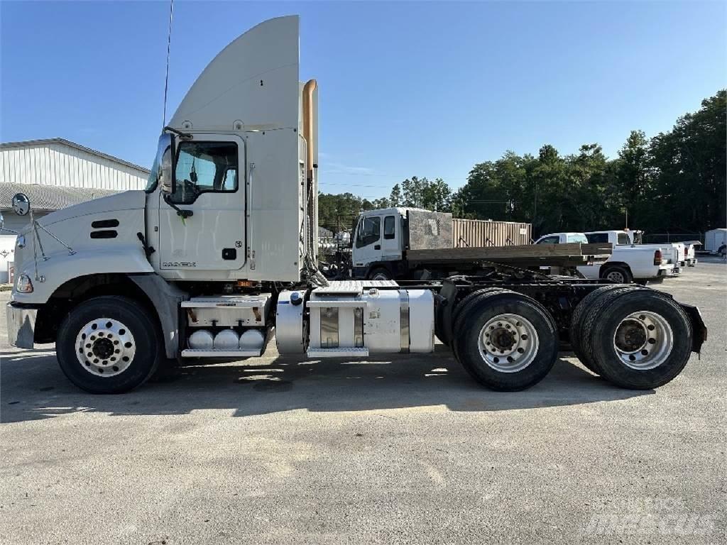 Mack CXU613 Nyergesvontatók