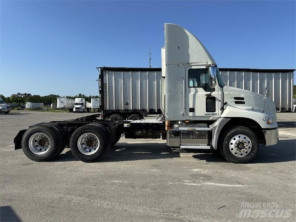 Mack CXU613 Nyergesvontatók