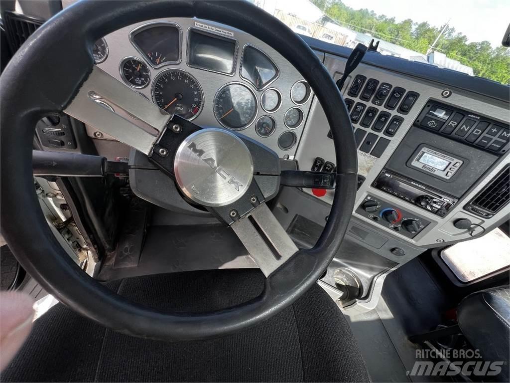 Mack CXU613 Nyergesvontatók