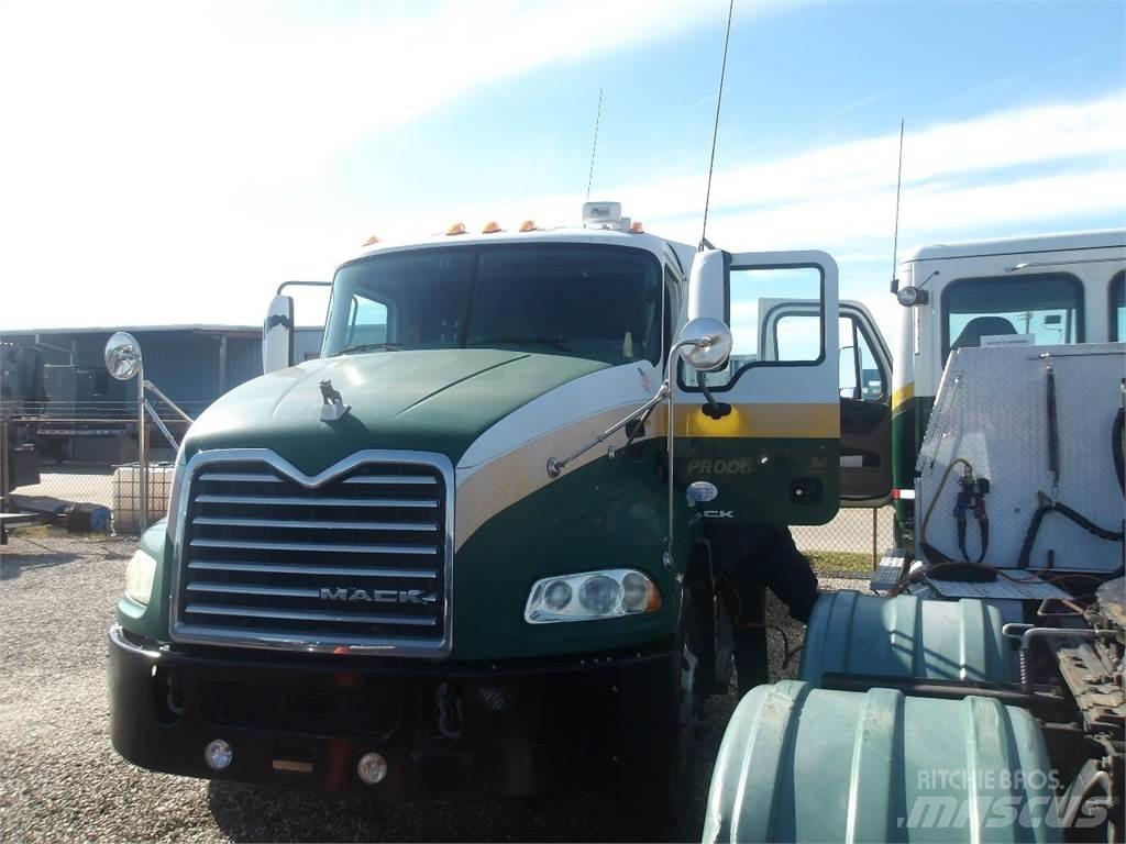 Mack CXU613 Nyergesvontatók