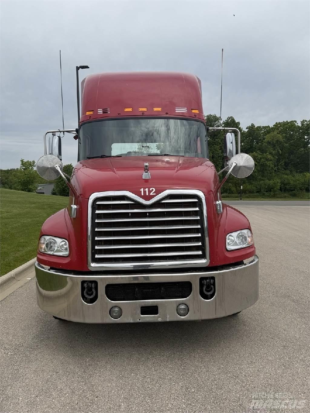 Mack CXU613 Nyergesvontatók