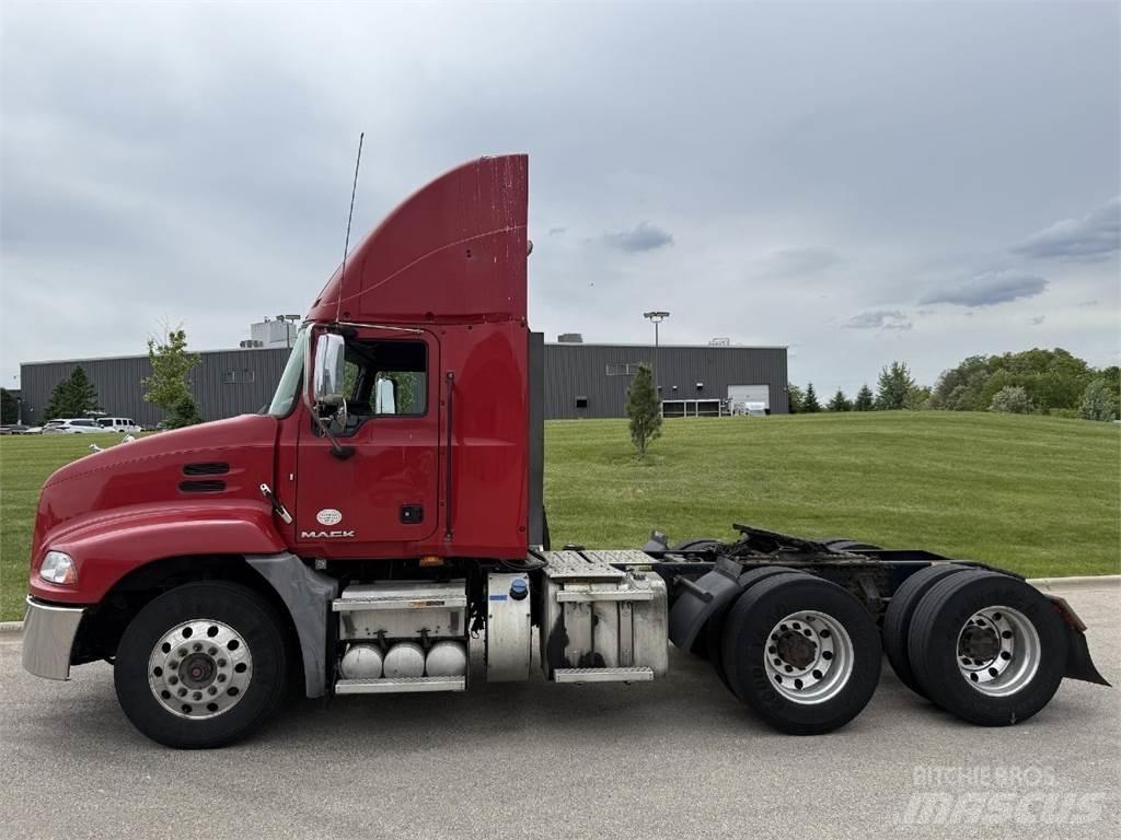 Mack CXU613 Nyergesvontatók