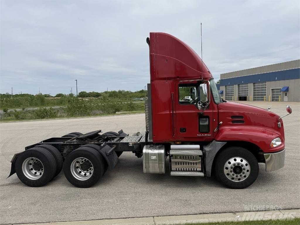 Mack CXU613 Nyergesvontatók