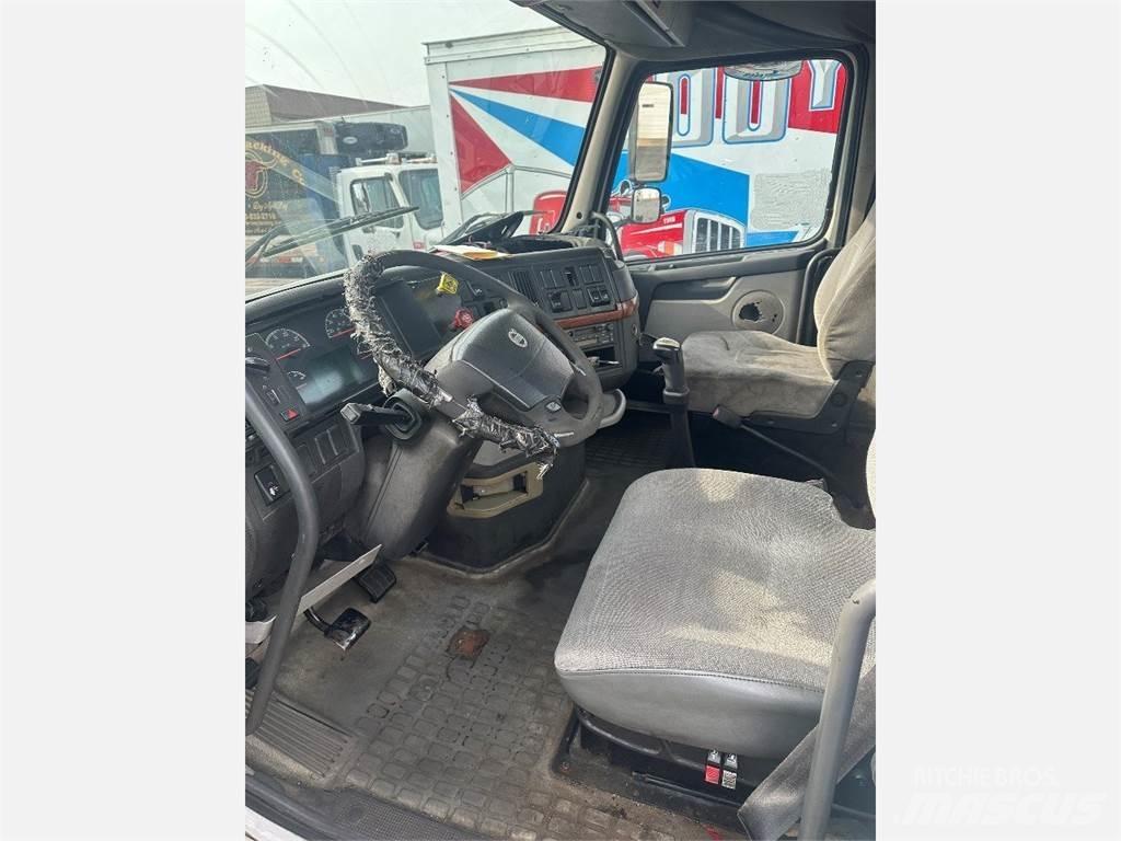 Volvo VNL300 Nyergesvontatók