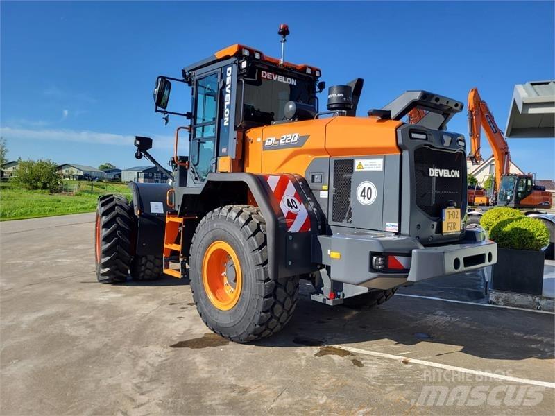 Develon DL220-7 Gumikerekes homlokrakodók