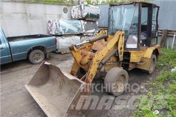 CAT 904B Gumikerekes homlokrakodók