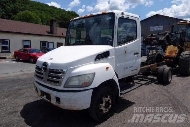 Hino 145 Fülkés alváz