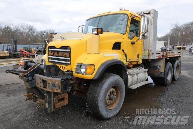 Mack CV713 Platós / Ponyvás teherautók