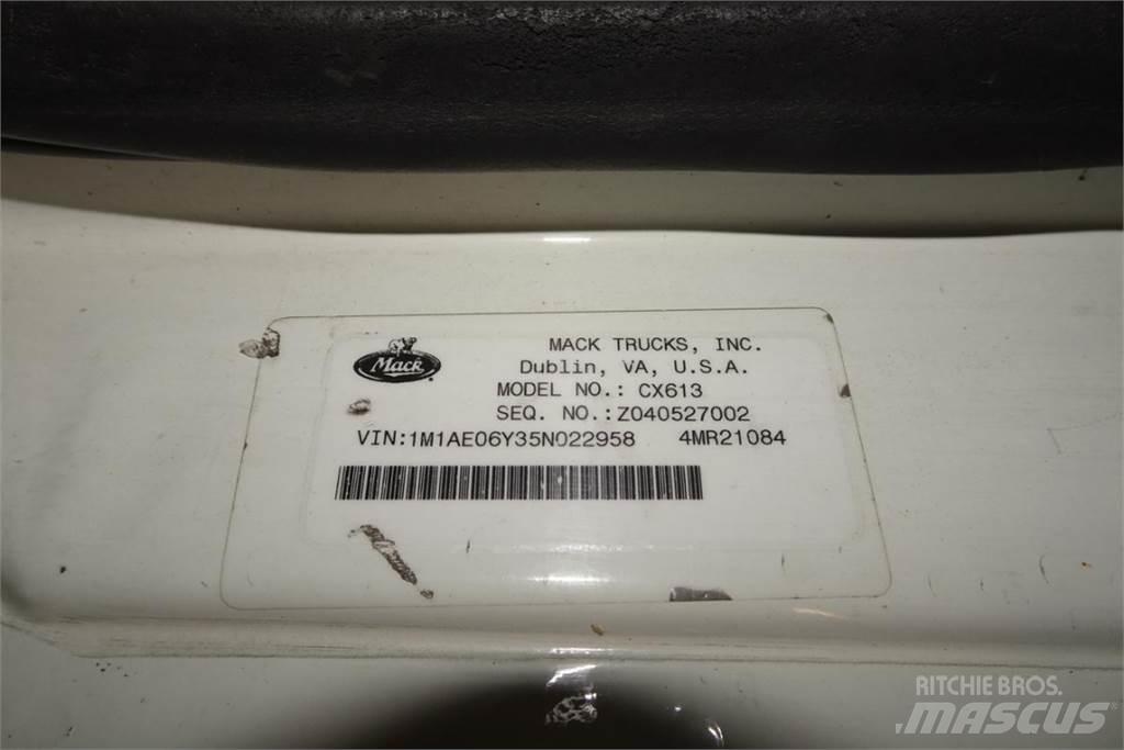 Mack CX613 Fülkés alváz