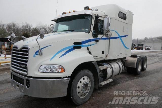 Mack CXU613 Nyergesvontatók