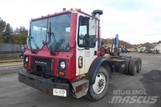 Mack MR688S Fülkés alváz