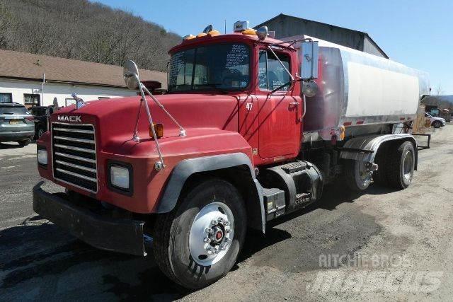Mack RD690P Tartályos teherautók