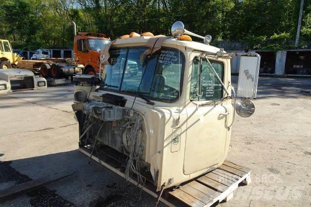 Mack RD690S Vezetőfülke és belső tartozékok