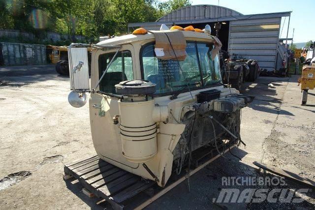Mack RD690S Vezetőfülke és belső tartozékok