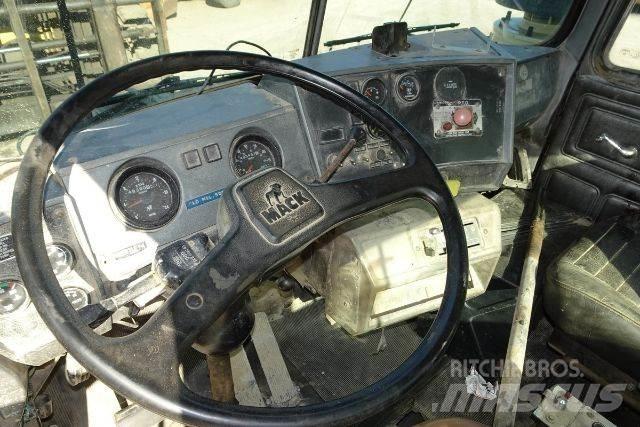 Mack RD690S Vezetőfülke és belső tartozékok