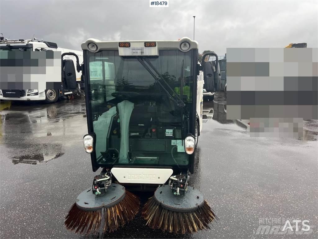Boschung S2 sweeper Utcaseprő teherautók