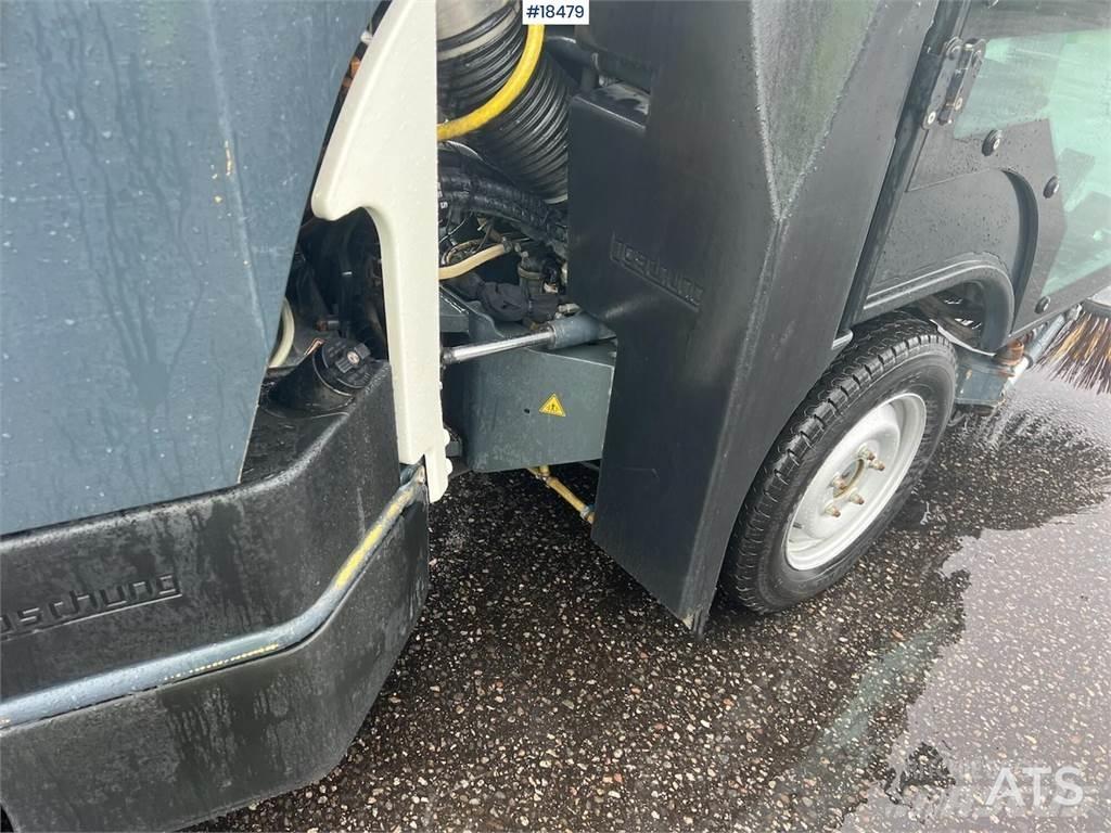 Boschung S2 sweeper Utcaseprő teherautók