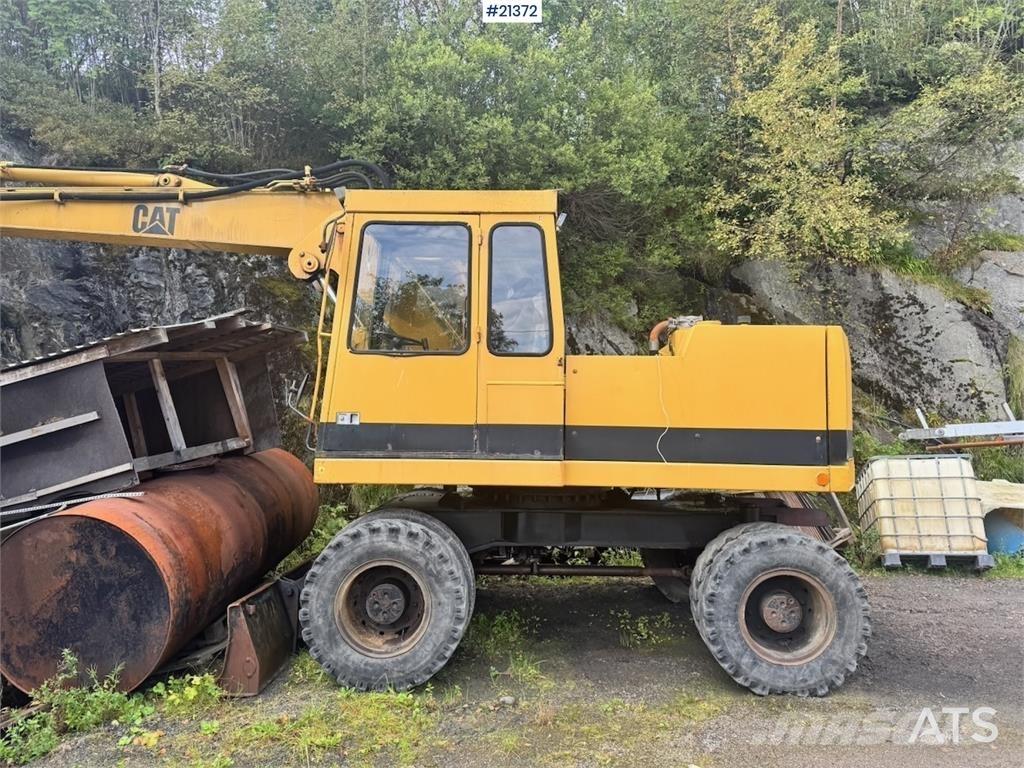 CAT 212B Gumikerekes kotrók