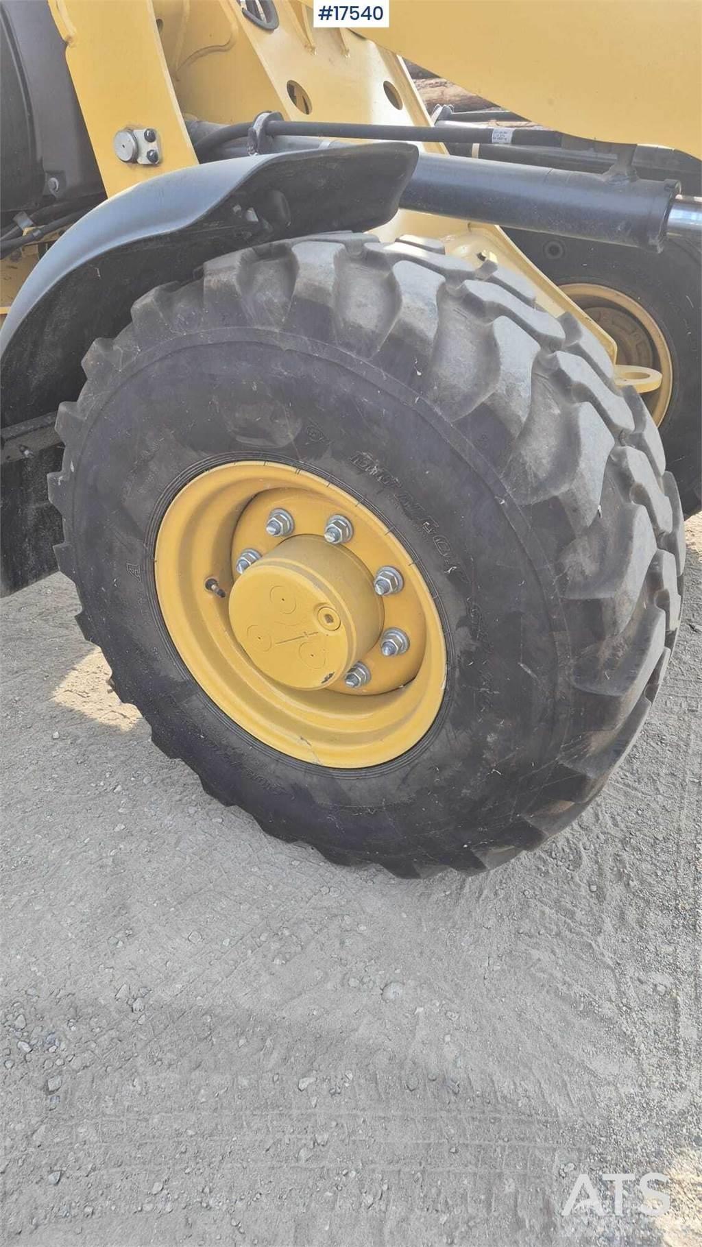 CAT 906M Gumikerekes homlokrakodók