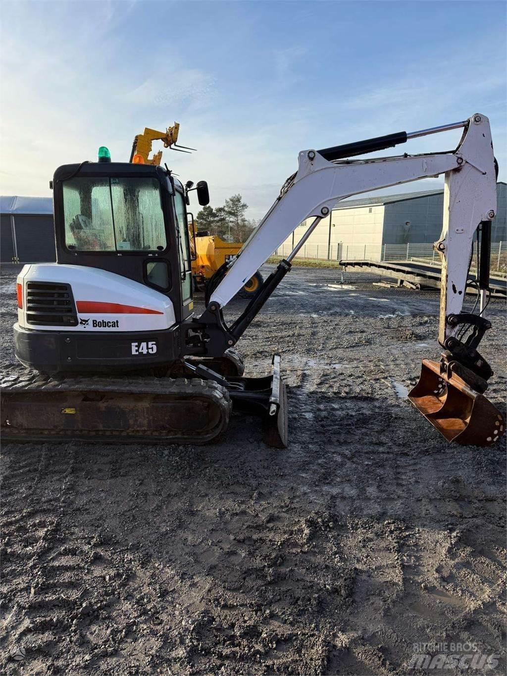 Bobcat E45 Lánctalpas kotrók