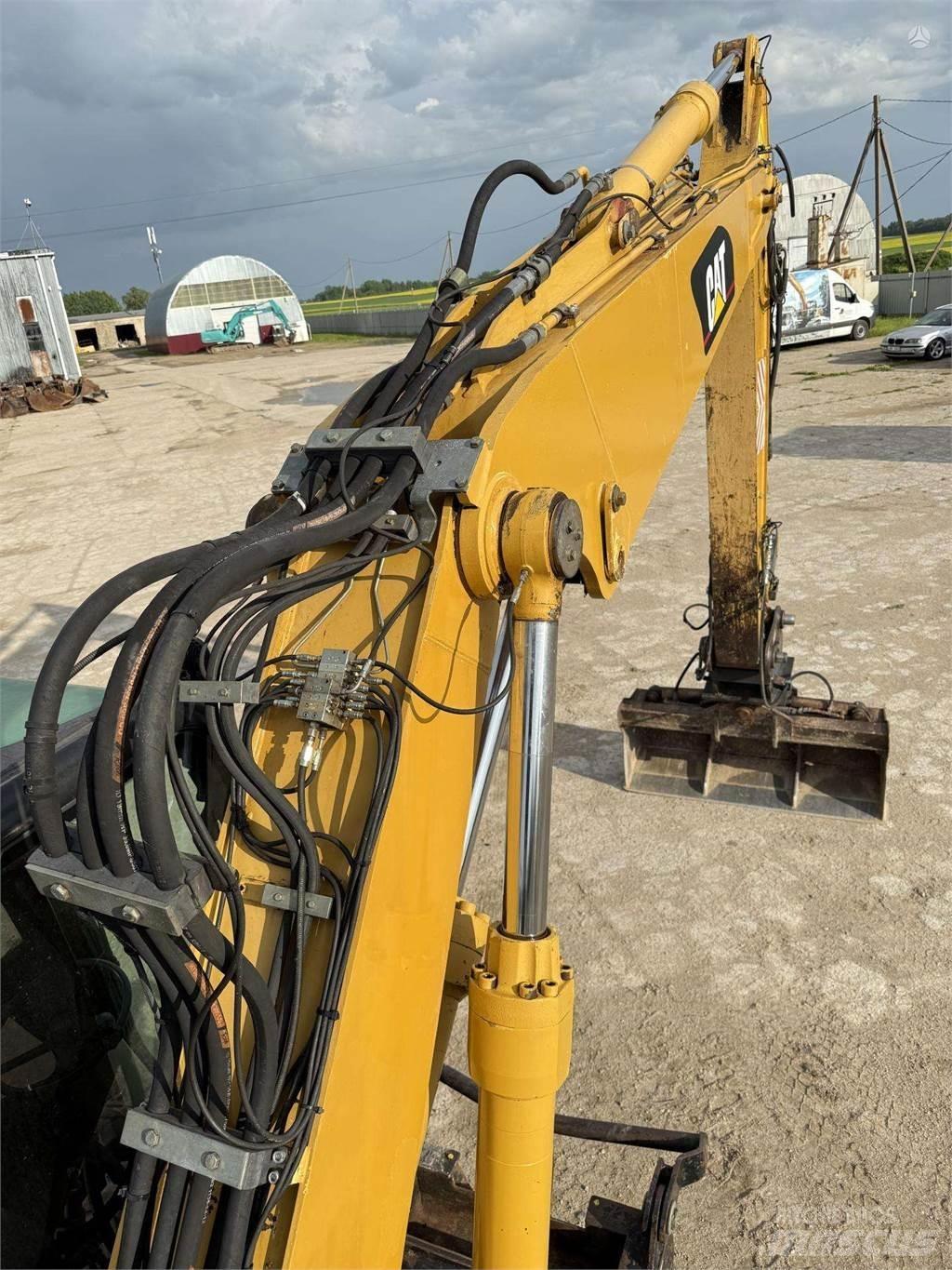CAT M315C Gumikerekes kotrók