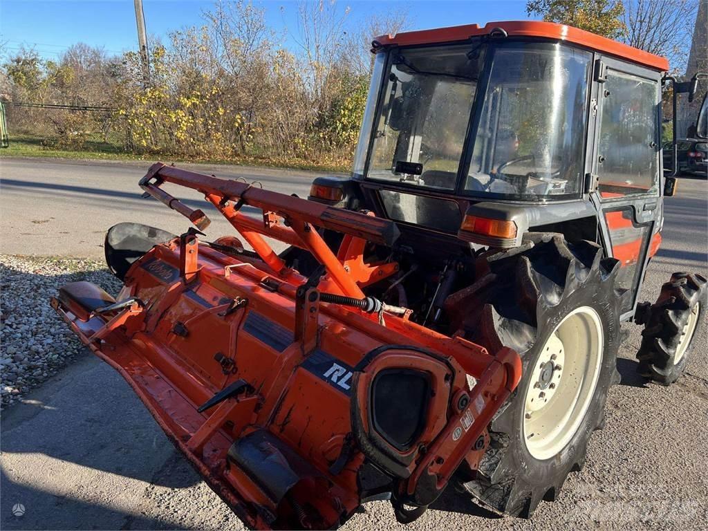 Kubota GL320 Traktorok