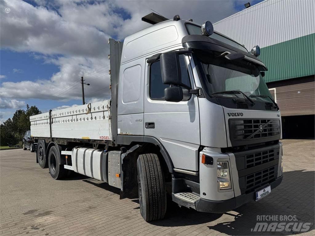Volvo FM 440 6x2 Platós / Ponyvás teherautók