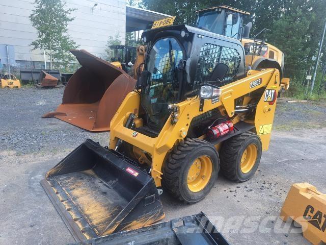 CAT 226D3 Gumikerekes homlokrakodók