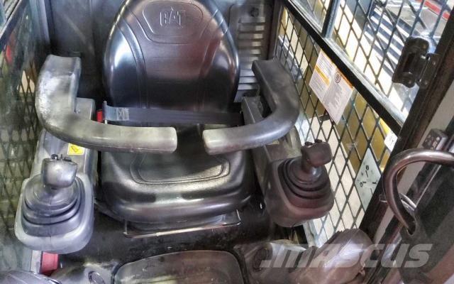 CAT 226D3 Gumikerekes homlokrakodók