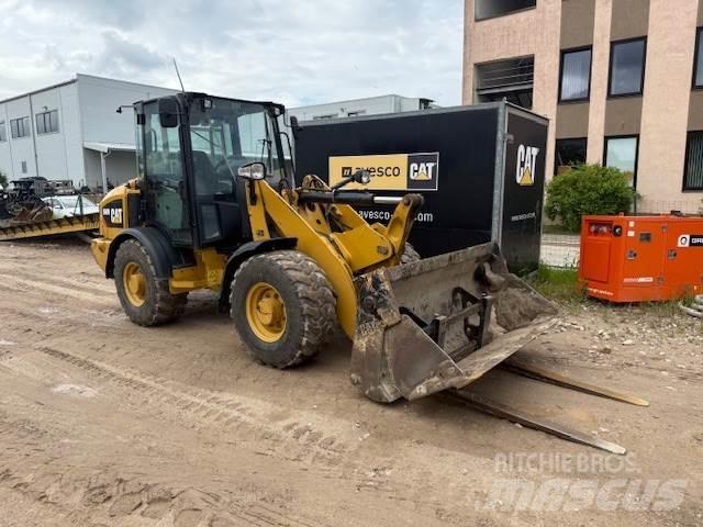CAT 906M Gumikerekes homlokrakodók
