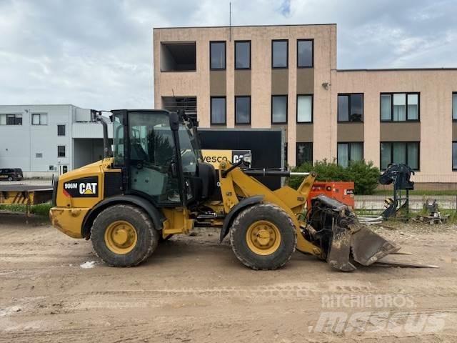 CAT 906M Gumikerekes homlokrakodók