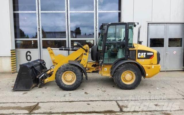 CAT 906M Gumikerekes homlokrakodók
