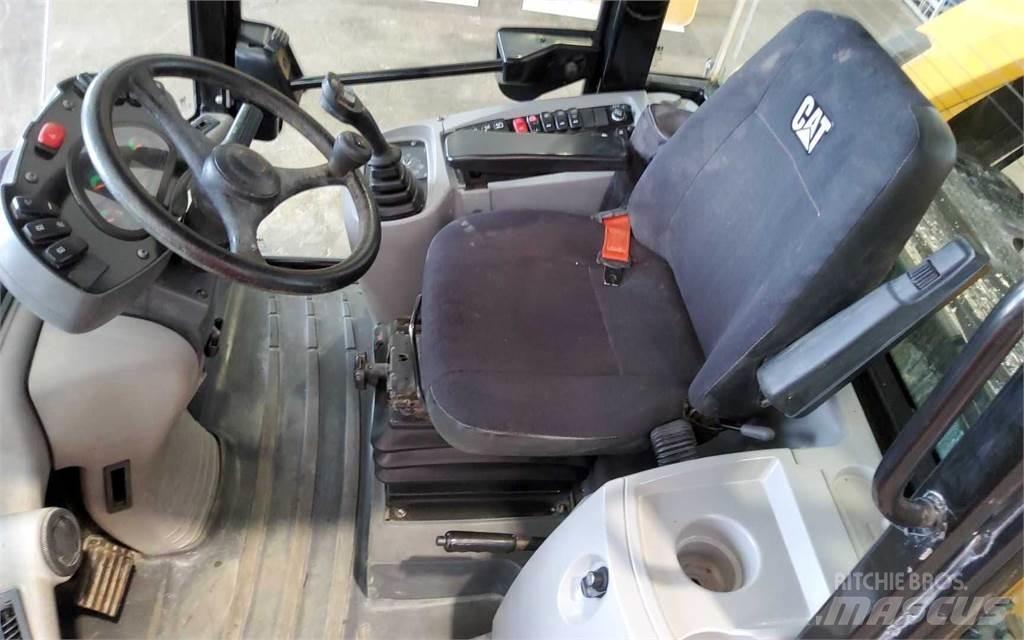 CAT 906M Gumikerekes homlokrakodók