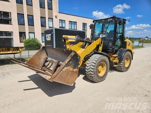 CAT 908M Gumikerekes homlokrakodók