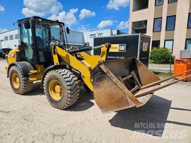CAT 908M Gumikerekes homlokrakodók