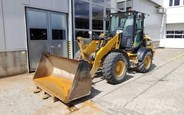 CAT 908M Gumikerekes homlokrakodók