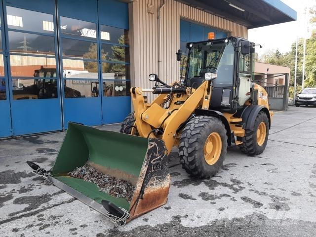 CAT 908M Gumikerekes homlokrakodók