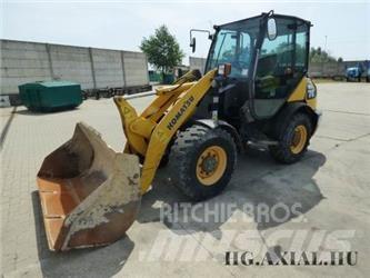 Komatsu 65 Gumikerekes homlokrakodók